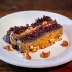 Bolo Crocante Com Brigadeiro Doce De Leite E Pé De Moleque